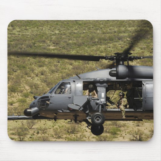 Tapis De Souris Un HH-60 Pave Hawk survole le désert (Devant)