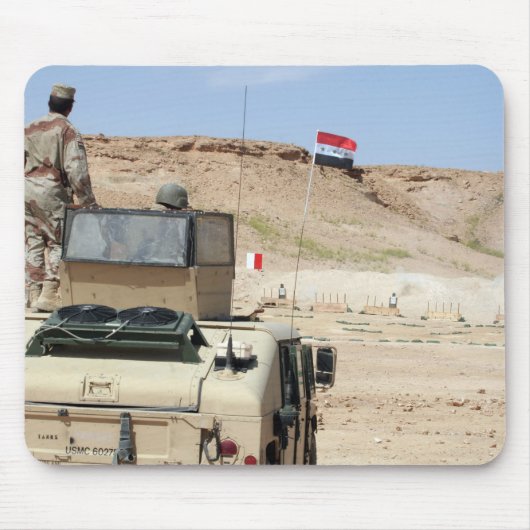 Tapis De Souris Un instructeur regarde comme un soldat de l'armée (Devant)