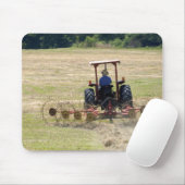 Tapis De Souris Un jeune garçon conduisant une moisson de tracteur (Avec souris)