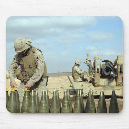 Tapis De Souris Un marine américain prépare les obus d'obusier à t (Devant)