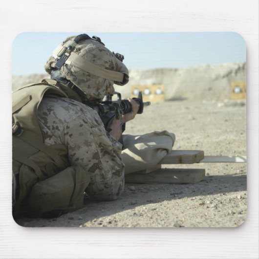 Tapis De Souris Un Marine lance un fusil de service M16A2 (Devant)