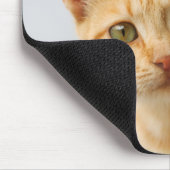 Tapis De Souris Un mignon chaton à table rouge vous regarde. (Coin)