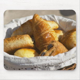 Tapis De Souris Un panier de petit-déjeuner en osier avec des croi
