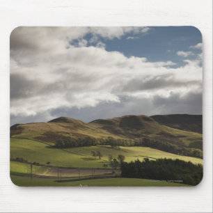 Tapis De Souris Un paysage avec Rolling Hills et nuages aériens