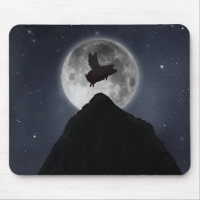 Un porc traverse la pleine lune au-dessus d'un pic