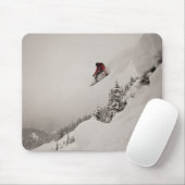 Tapis De Souris Un snowboardeur saute d'une falaise en poudre dans (Avec souris)