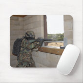 Tapis De Souris Un soldat agit comme force d'opposition (Avec souris)