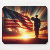Tapis De Souris Un Soldat Américain Salue Le Drapeau (Devant)