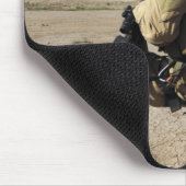 Tapis De Souris Un soldat assure la sécurité d'un HH-60 (Coin)