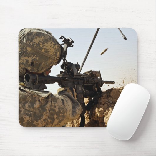 Tapis De Souris un soldat engage des forces ennemies (Avec souris)