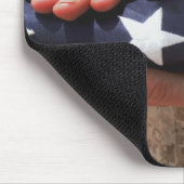 Tapis De Souris Un soldat tient le drapeau américain (Coin)