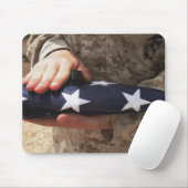Tapis De Souris Un soldat tient le drapeau américain (Avec souris)