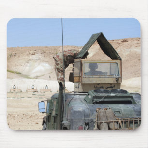 Tapis De Souris Un soldiier instruit un soldat irakien d'armée