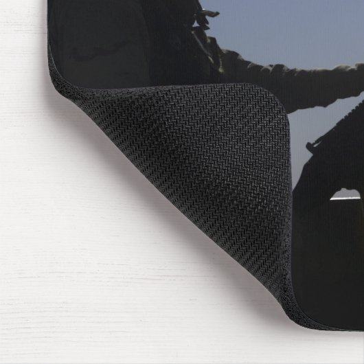 Tapis De Souris Un technicien maniant une mitrailleuse M240 en Ira (Coin)