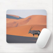 Tapis De Souris Une antilope oryx solitaire. (Avec souris)