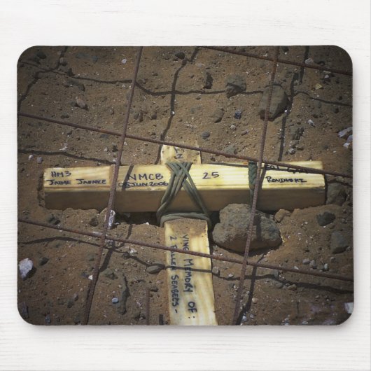 Tapis De Souris Une équipe de réparation de route place une croix (Devant)