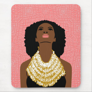 Tapis De Souris Une femme noire rose qui regarde Collier tribal