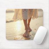 Tapis De Souris Une femme qui marche sur la plage (Avec souris)