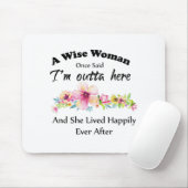 Tapis De Souris Une femme sage a dit un jour "Je suis dehors ici . (Avec souris)