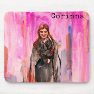 Tapis De Souris Une fille souriante en noir, arrière - plan rose