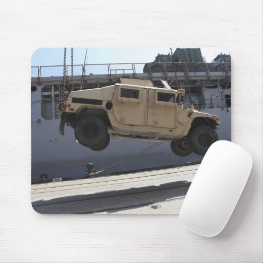 Tapis De Souris Une grue monte un M998 Humvee (Avec souris)