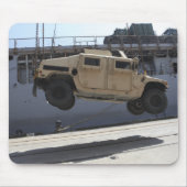 Tapis De Souris Une grue monte un M998 Humvee (Devant)