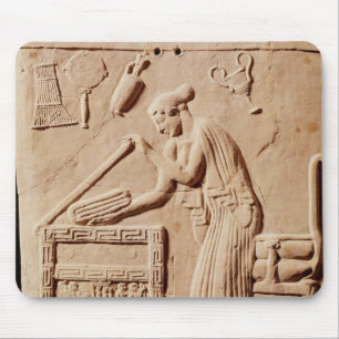 Tapis De Souris Une jeune femme arrangeant ses vêtements dans a