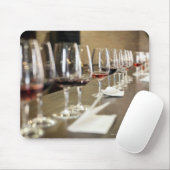 Tapis De Souris Une longue rangée de verres de vin aménagée pour u (Avec souris)