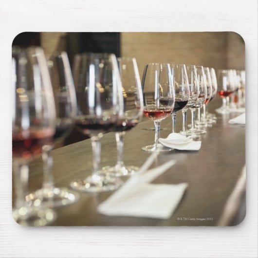Tapis De Souris Une longue rangée de verres de vin aménagée pour u (Devant)