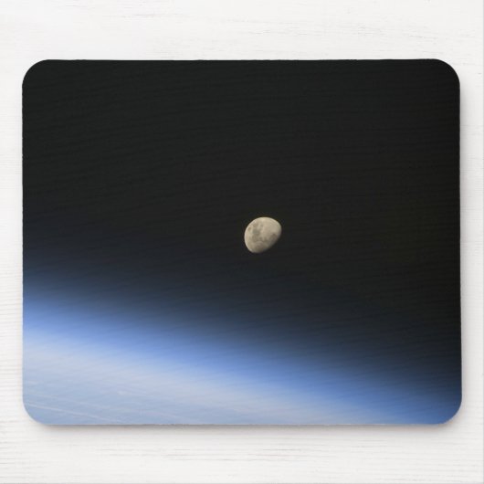 Tapis De Souris Une lune géante visible au-dessus de l'atmosphère (Devant)