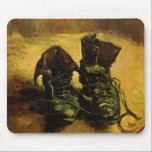 Tapis De Souris Une paire de chaussures de Vincent van Gogh<br><div class="desc">Une paire de chaussures de Vincent van Gogh est un post impressionnisme d'art vintage à vie morte avec une vieille paire de bottes de travail paysan avec dentelles. Les bottes de travail qu'un fermier pauvre porterait. À propos de l'artiste : Vincent Willem van Gogh était un peintre post impressionniste dont...</div>