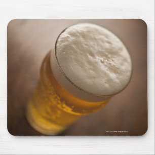 Tapis De Souris Une pinte de bière blonde allemande, foyer peu
