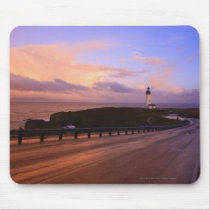 Tapis De Souris Une route et un phare le long de la côte au