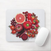 Tapis De Souris Une sélection de fruits et légumes rouges. (Avec souris)