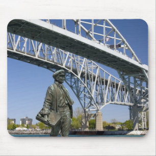 Tapis De Souris Une statue de Thomas Edison par l'artiste local Mi