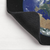 Tapis De Souris Une Terre entièrement éclairée centrée sur l'Europ (Coin)