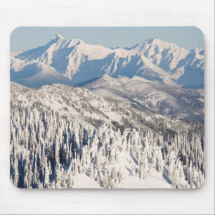 Tapis De Souris Une vue pittoresque des montagnes et des arbres de