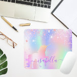 Tapis De Souris Unicorne parties scintillant poussière rose rose r<br><div class="desc">Une tendance irisée, arrière - plan avec des couleurs pastel unicorne et arc-en-ciel rose, violet, or rose, vert menthe. Décoré avec de la poussière de parties scintillant imitation et une licorne de couleur arc-en-ciel. Lettres violettes. Personnalisez et ajoutez votre nom écrit avec un script de style à la main simple...</div>
