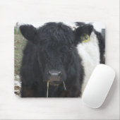 Tapis De Souris Vache à ventre nue mangeant du foin (Avec souris)