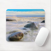 Tapis De Souris Vagues s'écrasant sur les rochers riverains (Avec souris)