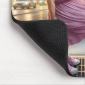 Tapis De Souris Vieille dame debout dans la rue Vent (Coin)