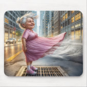 Tapis De Souris Vieille dame debout dans la rue Vent (Devant)