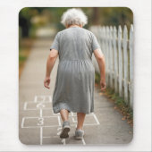 Tapis De Souris Vielle Dame Jouant À Hopscotch (Devant)