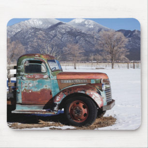 Tapis De Souris Vieux camion assis dans le champ
