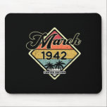Tapis De Souris Vintage 80s March 1942 80th Birthday Venin Idea<br><div class="desc">Retro Limited Edition March 1942 80th Birthday Toxits with vintage Palmes and your year of birth. March is the month in which legends born Cool established en 1942,  Birthday,  costume et costume.</div>