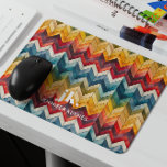 Tapis De Souris Vintage coloré Chevron Monogram arc-en-ciel<br><div class="desc">Présentant notre design monogramme élégant, présentant de grandes initiales de typographie dans une police classique intemporelle, complétée par votre nom ci-dessous et ornée de rayures de chevrons chic de couleur arc-en-ciel. Le tapis de souris personnalisé est la solution idéale pour un bureau décontracté. Embrassés par des collègues, des enseignants et...</div>