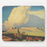 Tapis De Souris Vintage Cowboys, Open Range par Maynard Dixon<br><div class="desc">Open Range (1942) de Maynard Dixon est une peinture de paysage d'art vintage-américain de l'Ouest. Un éleveur de cow-boys à cheval sur les plaines du sud-ouest. Il élève ses vaches, ses taureaux et son bétail dans les Prairies. De grands nuages blancs remplissent le ciel au-dessus des champs agricoles ouverts et...</div>