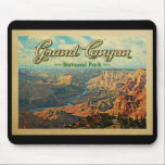 Tapis De Souris Vintage voyage du parc national du Grand Canyon<br><div class="desc">Style de voyage vintage Grand Canyon National Park image représentant les vastes canyons avec la rivière Colorado serpentant et un ciel nuageux bleu.</div>