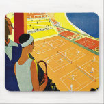 Tapis De Souris Vintage voyage, Tennis, Sports, Monte Carlo Monaco<br><div class="desc">Illustration vintage Poster de voyage européen ou étiquette de bagage de Monte Carlo à Monaco avec un couple tenant des raquettes de tennis et regardant un tournoi de tennis près de la plage et la belle mer Méditerranée bleue. Amour et romantisme sur les courts de tennis. Monte Carlo est le...</div>