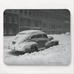 Tapis De Souris Voiture couverte par neige sur la rue B&W
